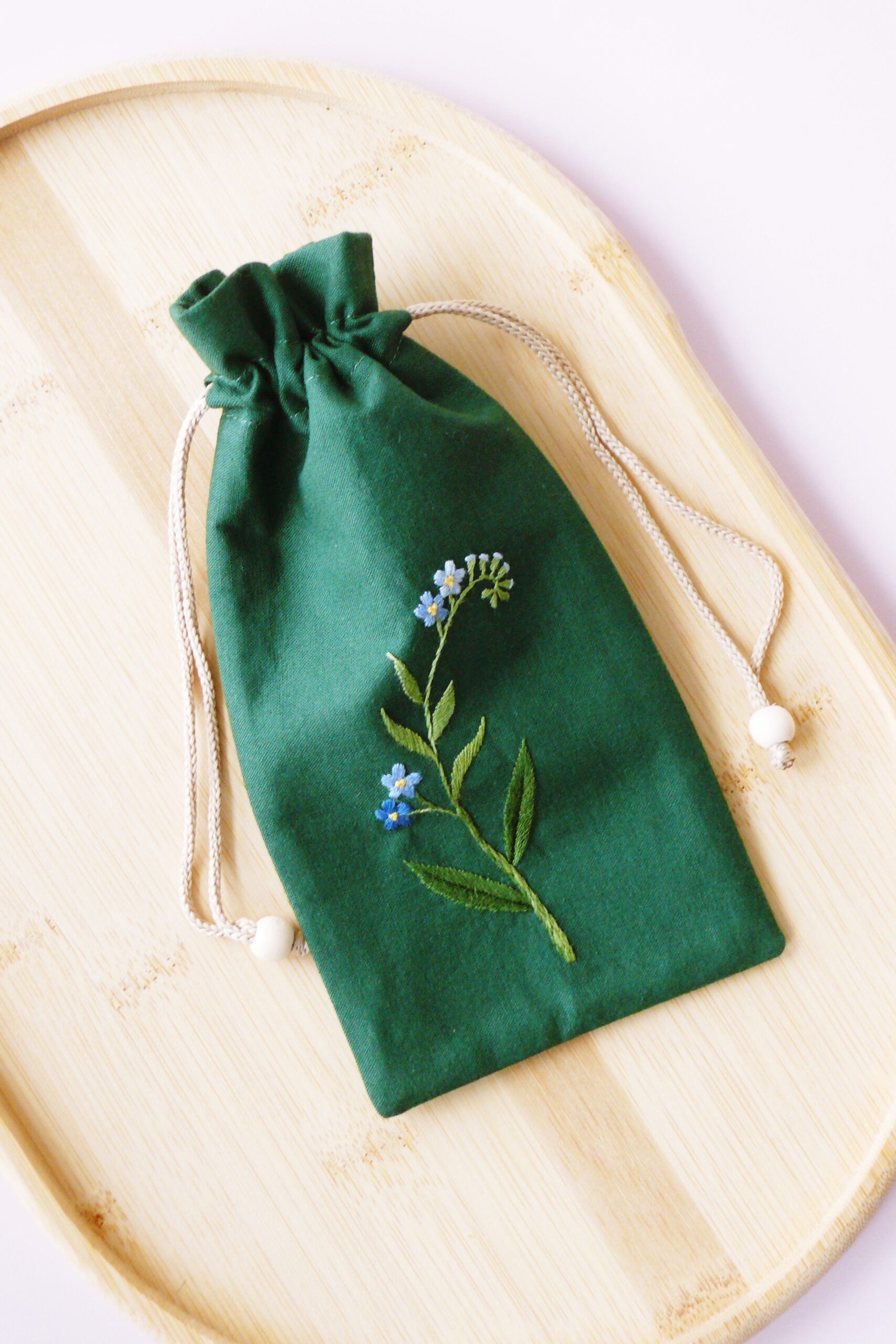 Haftowany woreczek na okulary z niezapominjką - obrazek 2