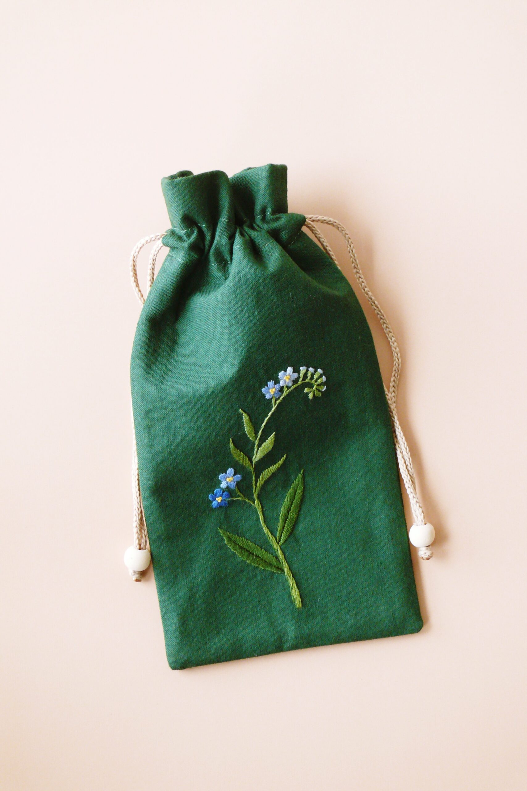 Haftowany woreczek na okulary z niezapominjką