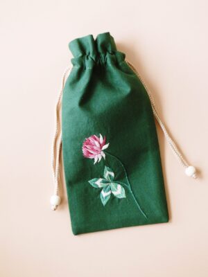 Haftowany woreczek na okulary z czterolistną koniczyną