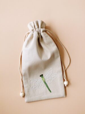 Haftowany woreczek na okulary z ważką