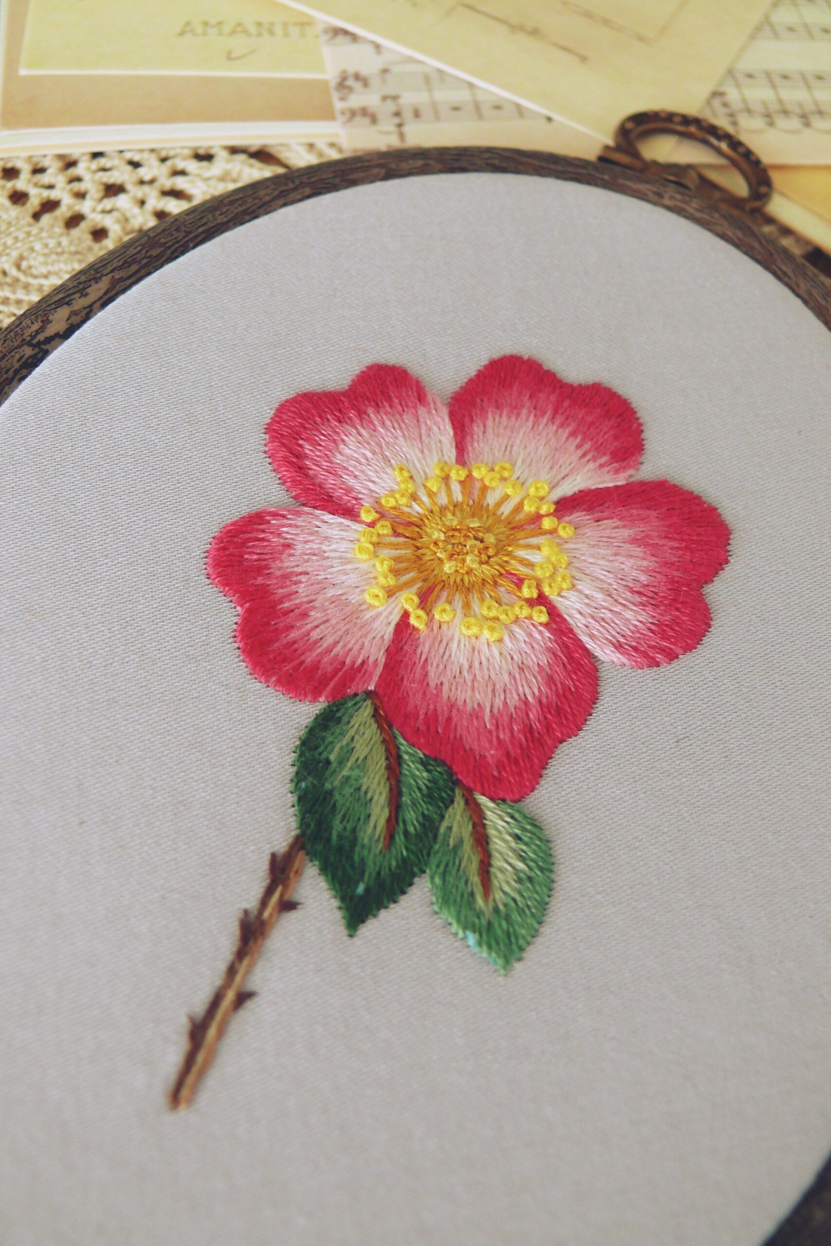 Ręcznie haftowany obraz z różą oprawiony w tamborek - obrazek 2