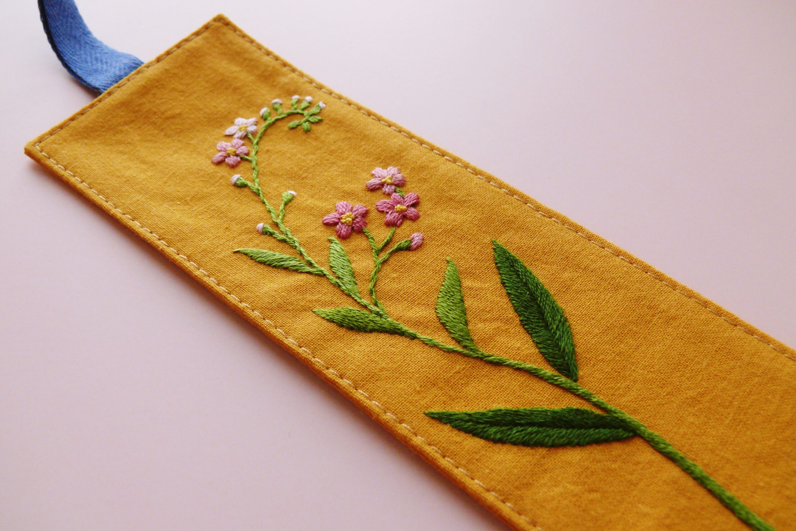 Haftowana zakładka do książki musztardowa z niezapominajką - obrazek 2