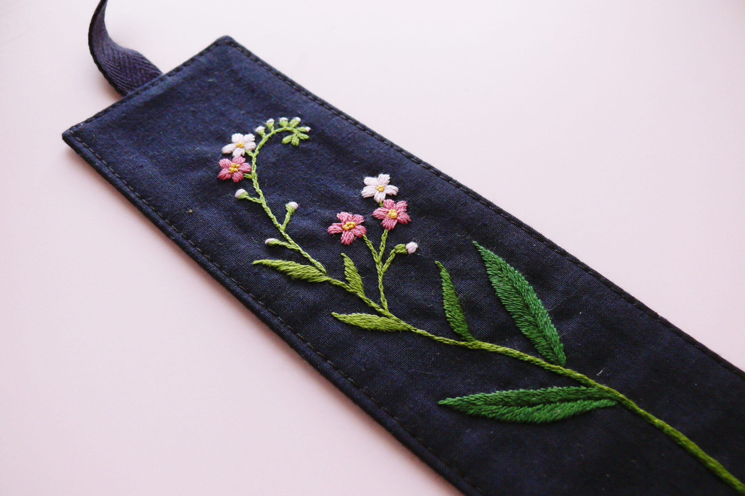 Haftowana zakładka do książki granatowa z niezapominajką - obrazek 2