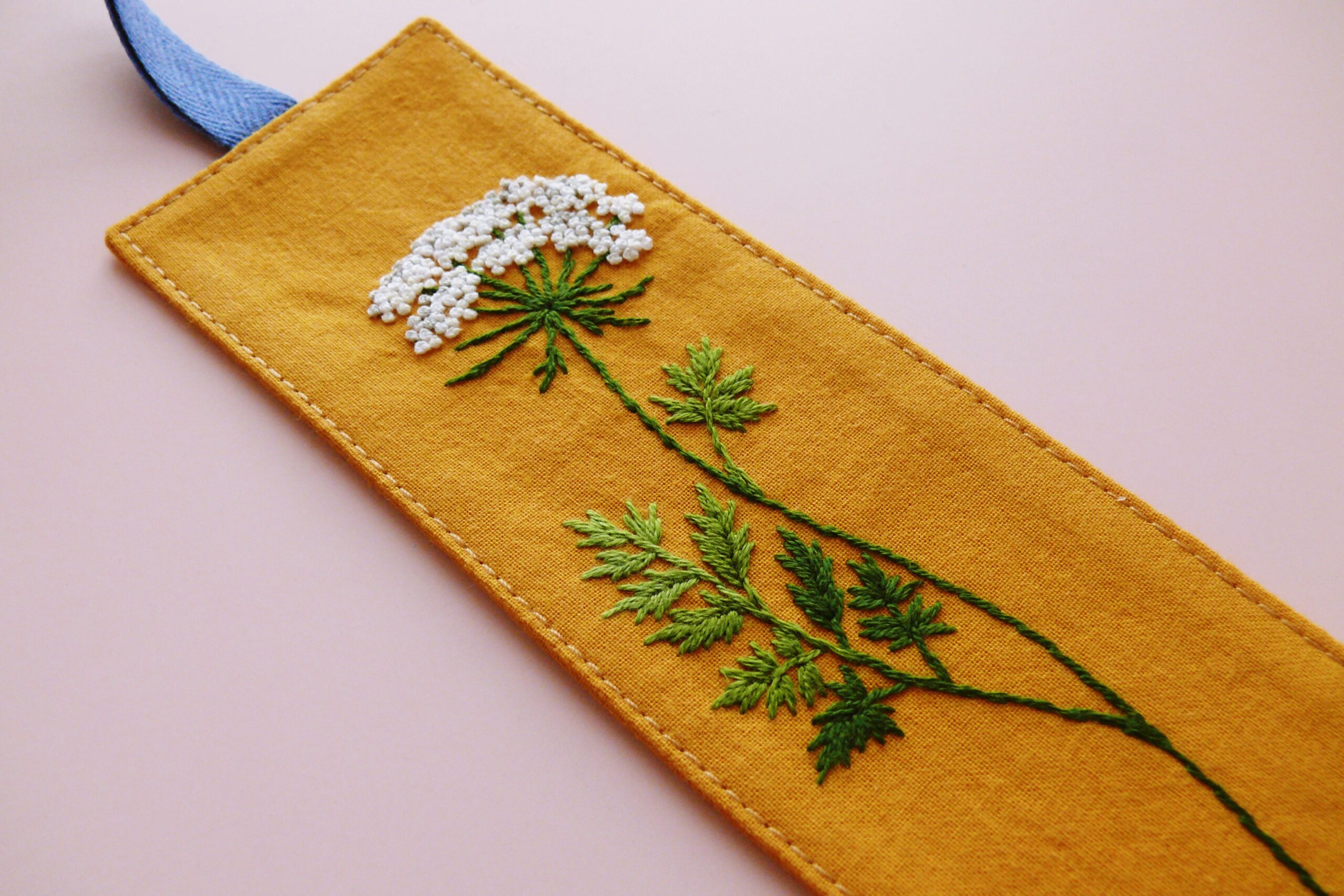 Haftowana zakładka do książki musztardowa ze szczwołem - obrazek 2