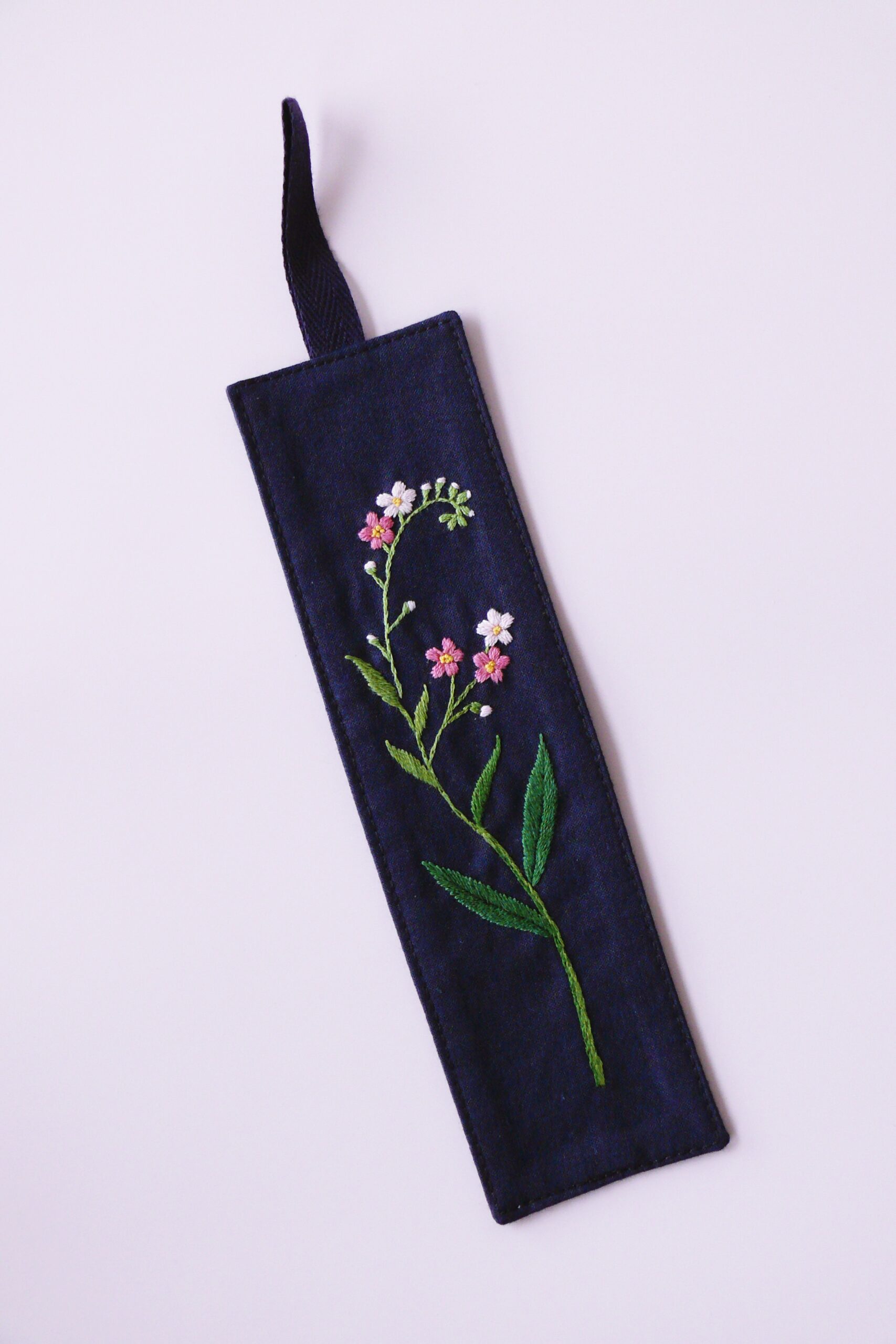 Haftowana zakładka do książki granatowa z niezapominajką - obrazek 3