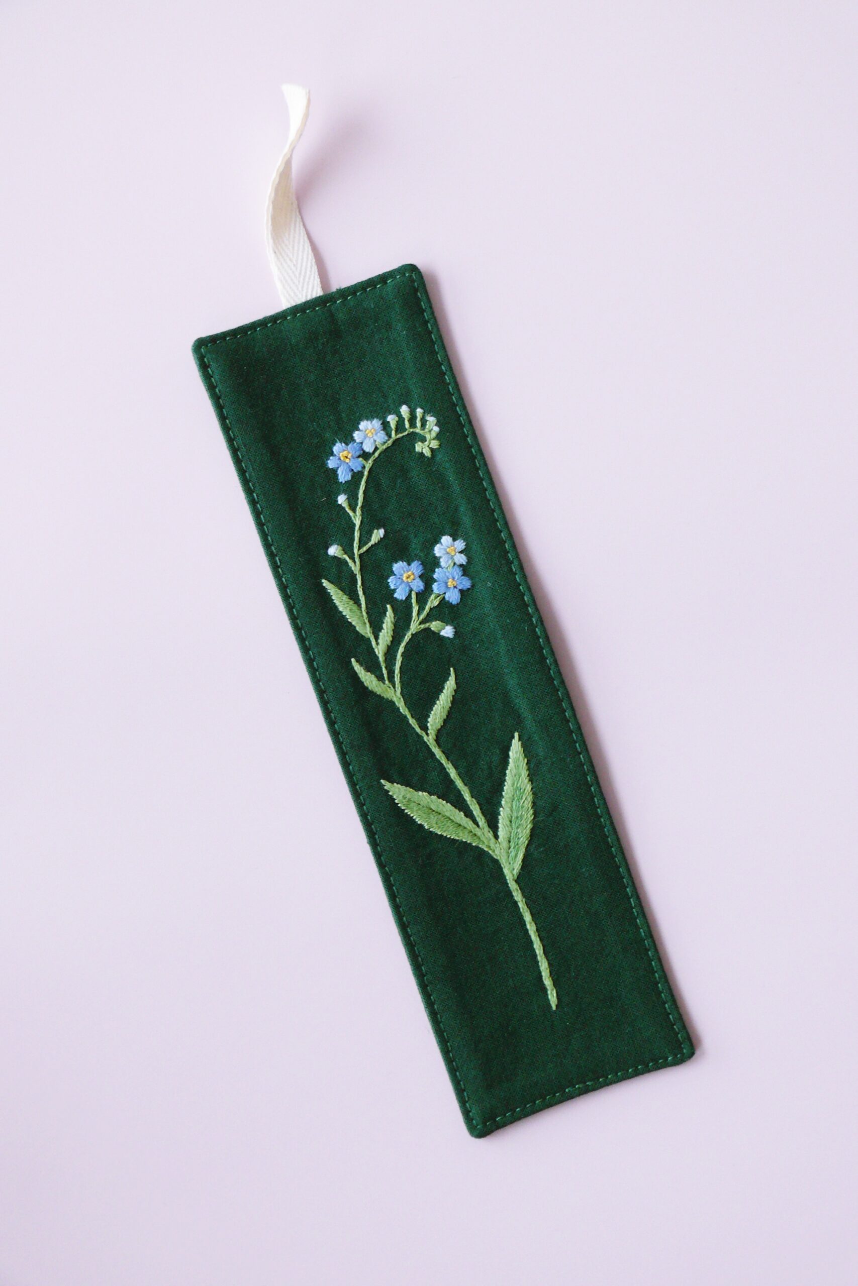 Haftowana zakładka do książki zielona z niezapominajką - obrazek 3