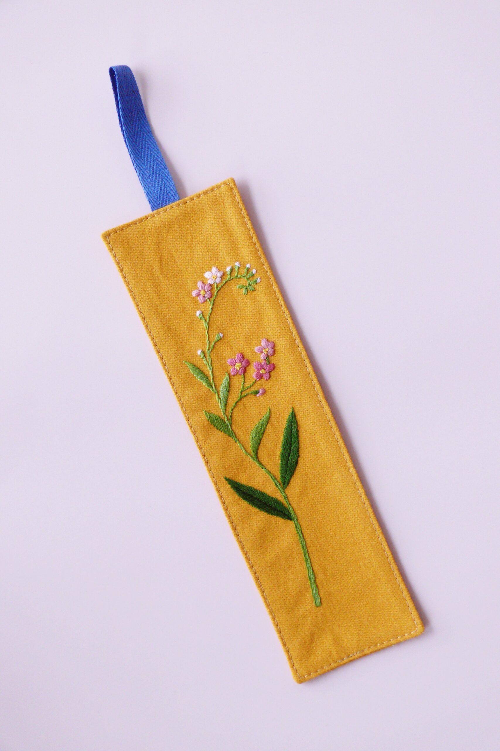 Haftowana zakładka do książki musztardowa z niezapominajką - obrazek 3