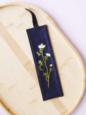 Haftowana zakładka do książki granatowa z rumiankiem