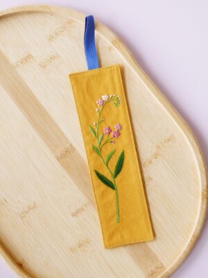 Haftowana zakładka do książki musztardowa z niezapominajką