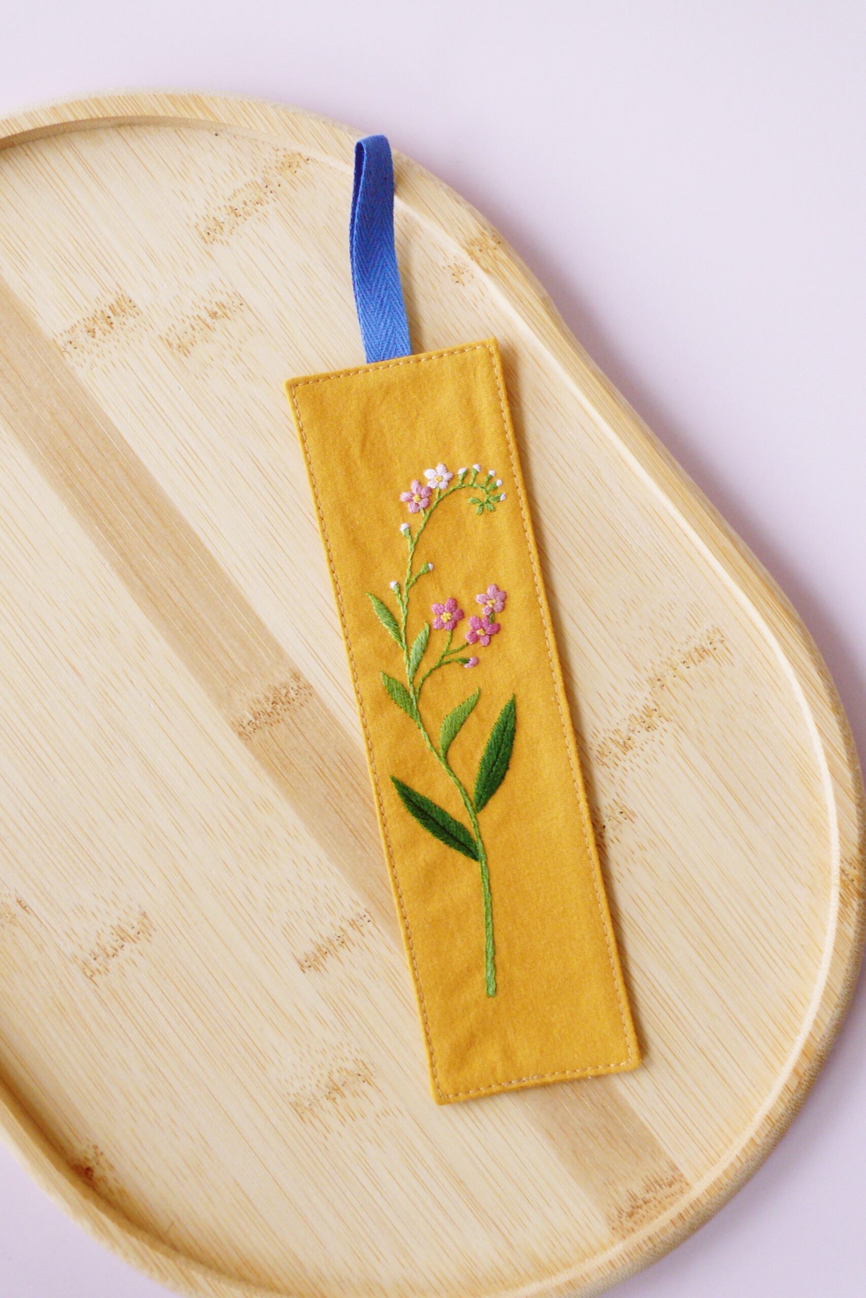Haftowana zakładka do książki musztardowa z niezapominajką
