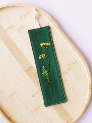 Haftowana zakładka do książki z wrotyczem