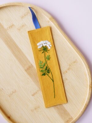 Haftowana zakładka do książki musztardowa ze szczwołem