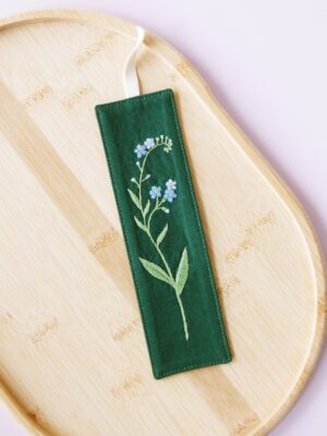 Haftowana zakładka do książki zielona z niezapominajką