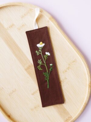Haftowana zakładka do książki brązowa z rumiankiem