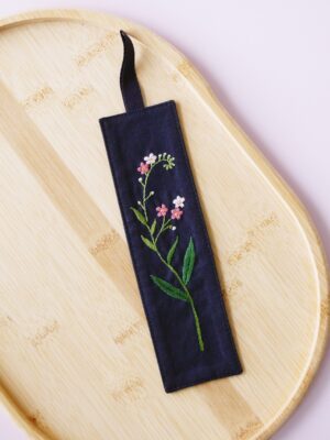 Haftowana zakładka do książki granatowa z niezapominajką