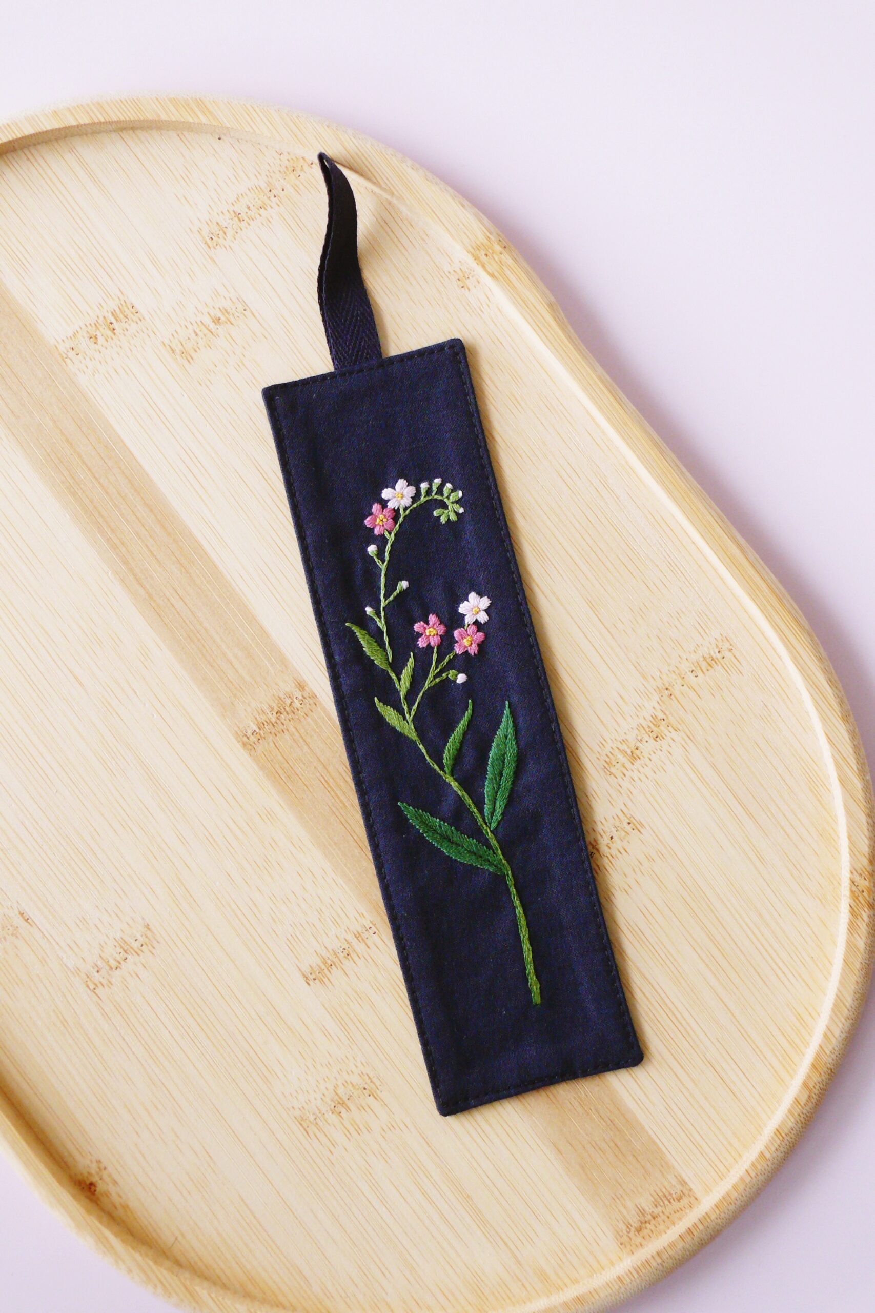 Haftowana zakładka do książki granatowa z niezapominajką