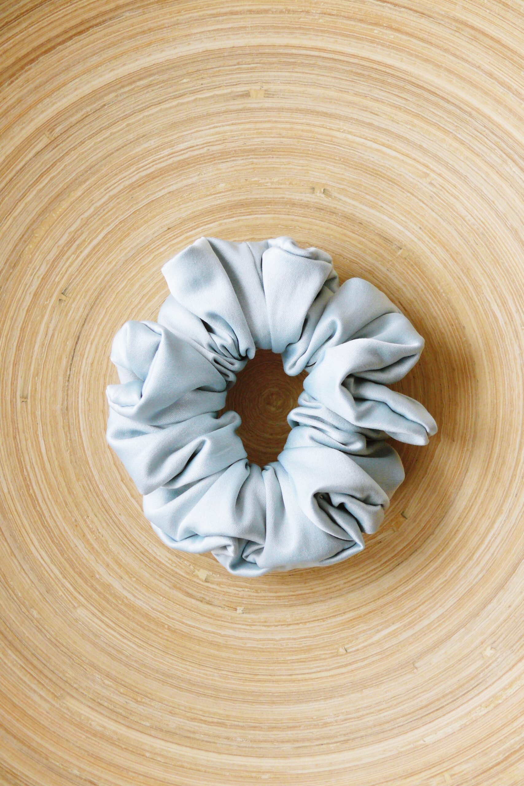 Scrunchie z satyny bawełnianej błękitna - obrazek 2