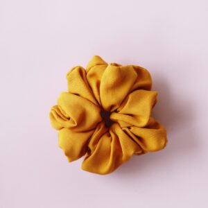 Scrunchie z tencelu musztardowa