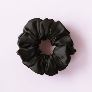 czarna scrunchie z satyny bawełnianej