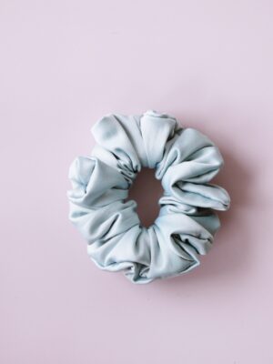 Scrunchie z satyny bawełnianej błękitna