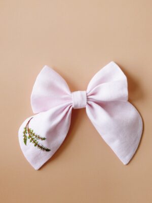 Haftowana kokarda z lnu dla dziewczynki różowa