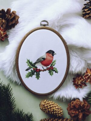 Ręcznie haftowany obraz świąteczny z gilem na ostrokrzewie
