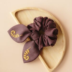 Scrunchie z tencelu z ręcznie haftowanymi uszkami gorzka czekolada