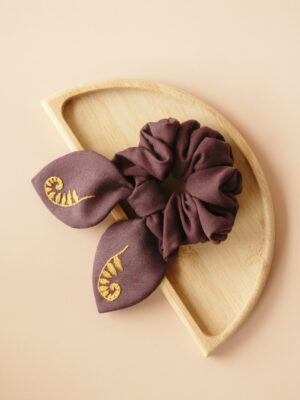 Scrunchie z tencelu z ręcznie haftowanymi uszkami gorzka czekolada