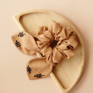 Scrunchie z tencelu z ręcznie haftowanymi uszkami jasny brąz