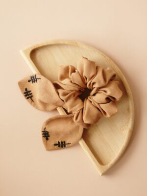 Scrunchie z tencelu z ręcznie haftowanymi uszkami jasny brąz