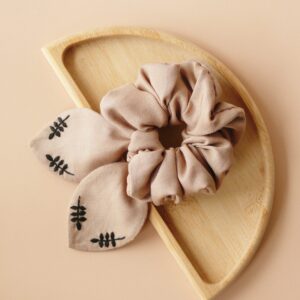 Scrunchie z tencelu z ręcznie haftowanymi uszkami beżowa