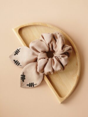 Scrunchie z tencelu z ręcznie haftowanymi uszkami beżowa