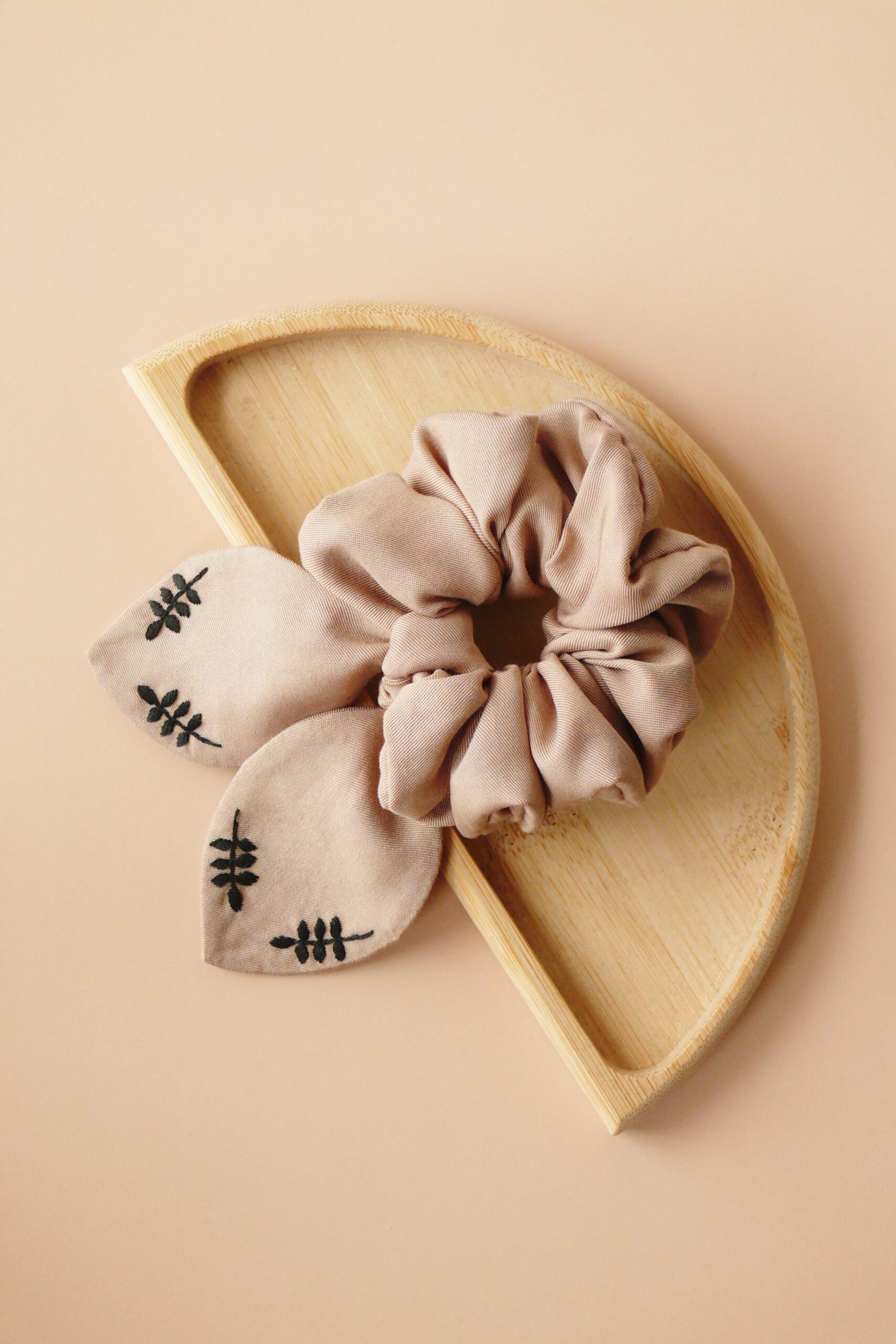 Scrunchie z tencelu z ręcznie haftowanymi uszkami beżowa