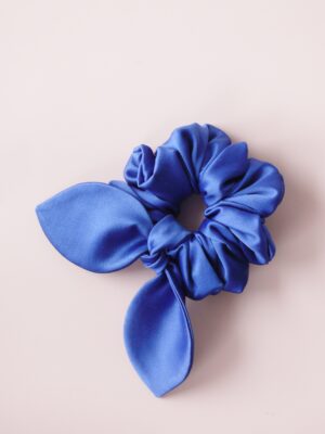 Scrunchie satynowa z uszkami szafirowa