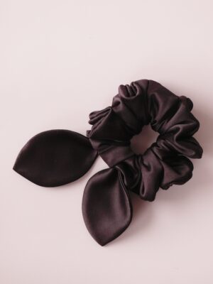 Scrunchie satynowa z uszkami bakłażan