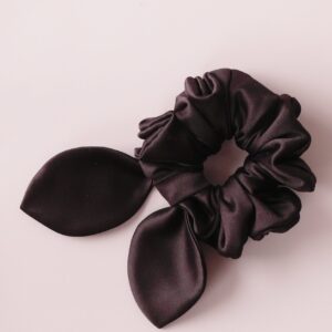 Scrunchie satynowa z uszkami bakłażan