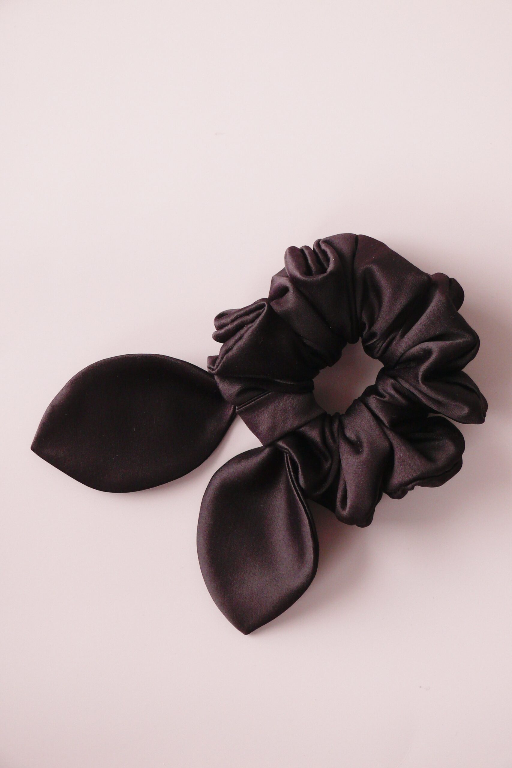 Scrunchie satynowa z uszkami bakłażan