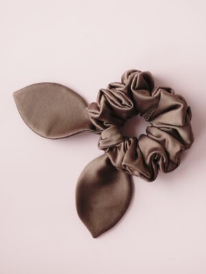 Scrunchie satynowa z uszkami jasny brąz
