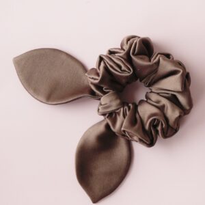 Scrunchie satynowa z uszkami jasny brąz