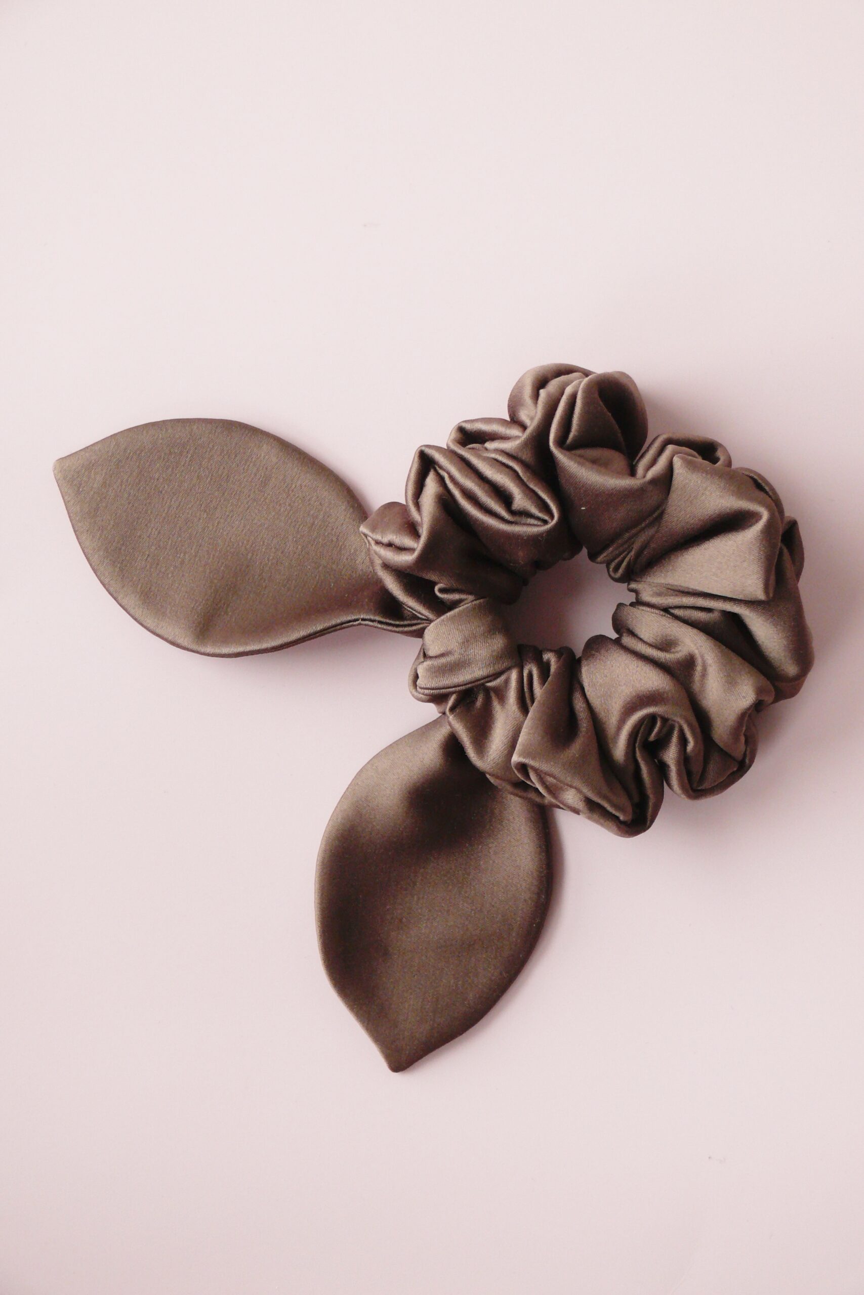 Scrunchie satynowa z uszkami jasny brąz
