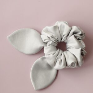Scrunchie satynowa z uszkami szara perłowa