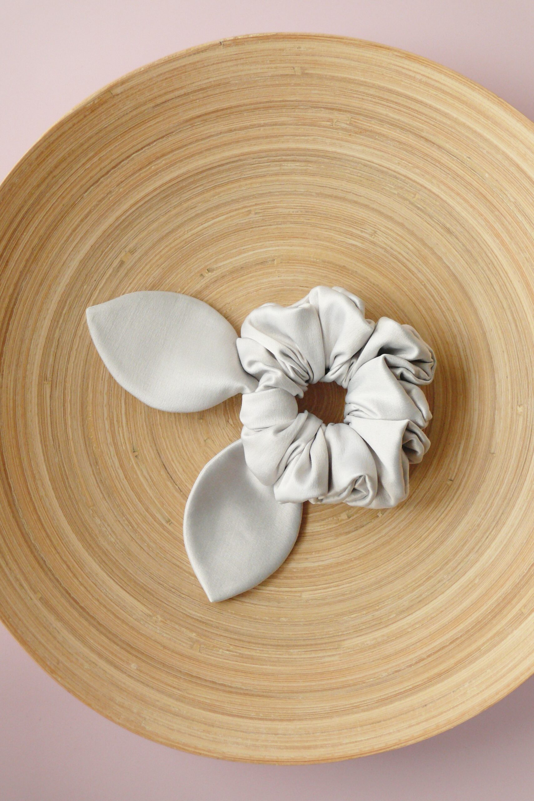 Scrunchie satynowa z uszkami szara perłowa - obrazek 2