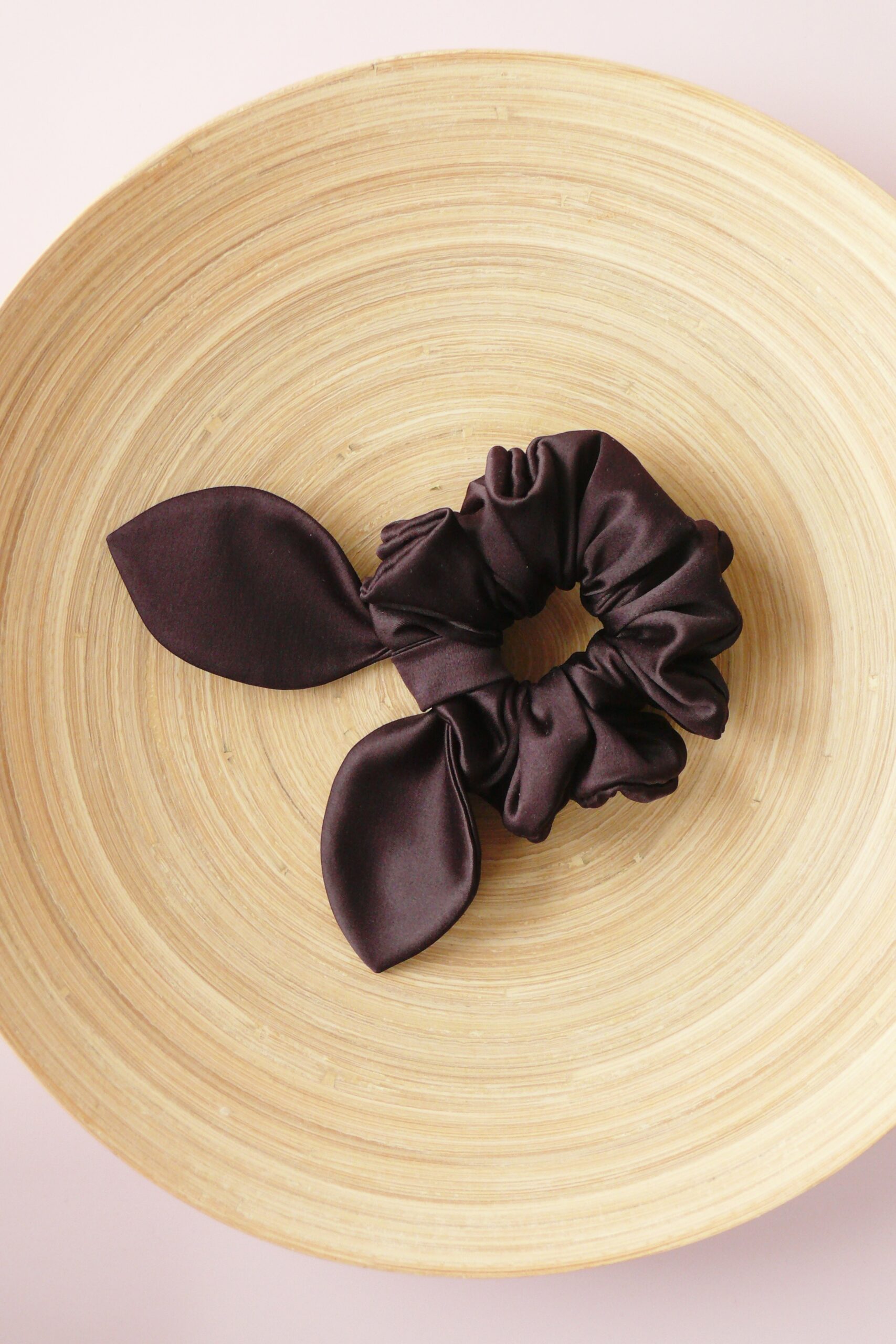 Scrunchie satynowa z uszkami bakłażan - obrazek 2