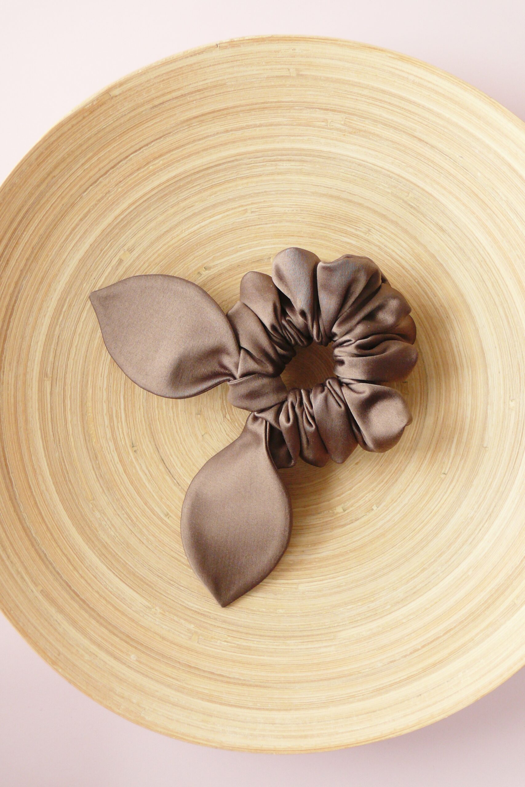 Scrunchie satynowa z uszkami jasny brąz - obrazek 2