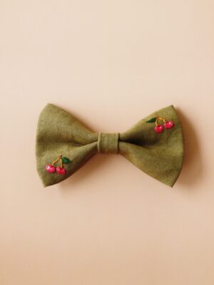 Haftowana kokarda z lnu dla dziewczynki z wisienką