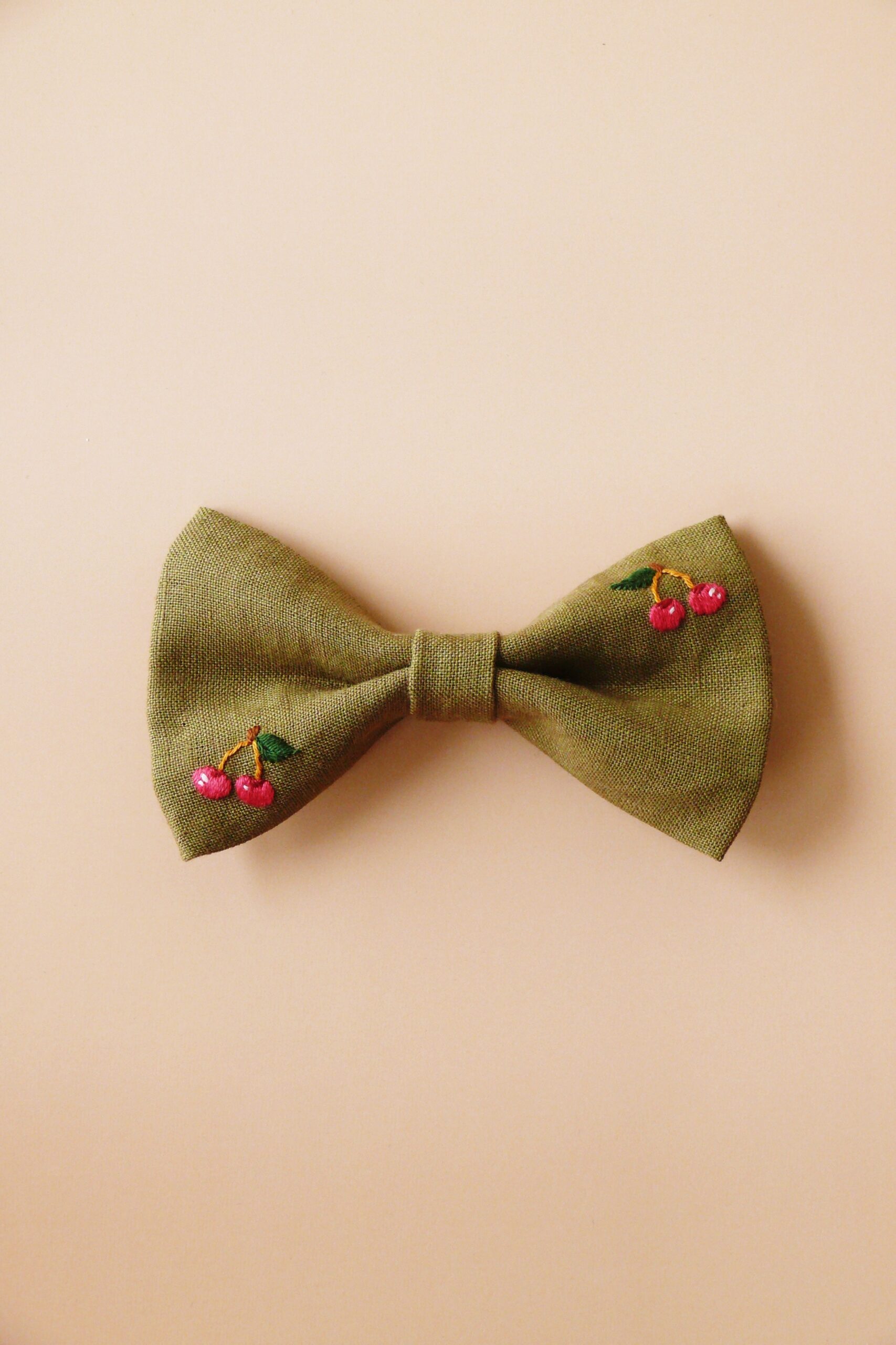 Haftowana kokarda z lnu dla dziewczynki z wisienką