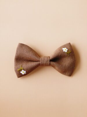 Haftowana kokarda z lnu dla dziewczynki brąz w kwiatuszki