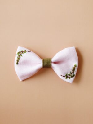 Haftowana kokarda z lnu dla dziewczynki różowa z wrzosem