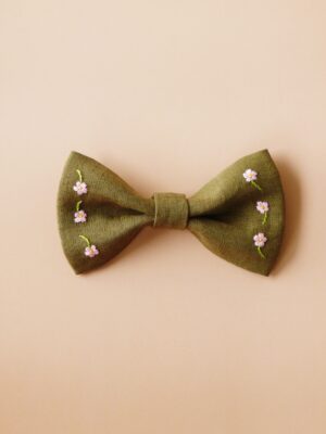 Haftowana kokarda z lnu dla dziewczynki zielona w kwiatuszki