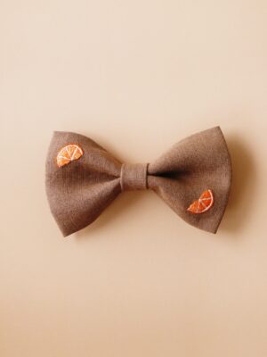 Haftowana kokarda z lnu dla dziewczynki brąz w pomarańcze